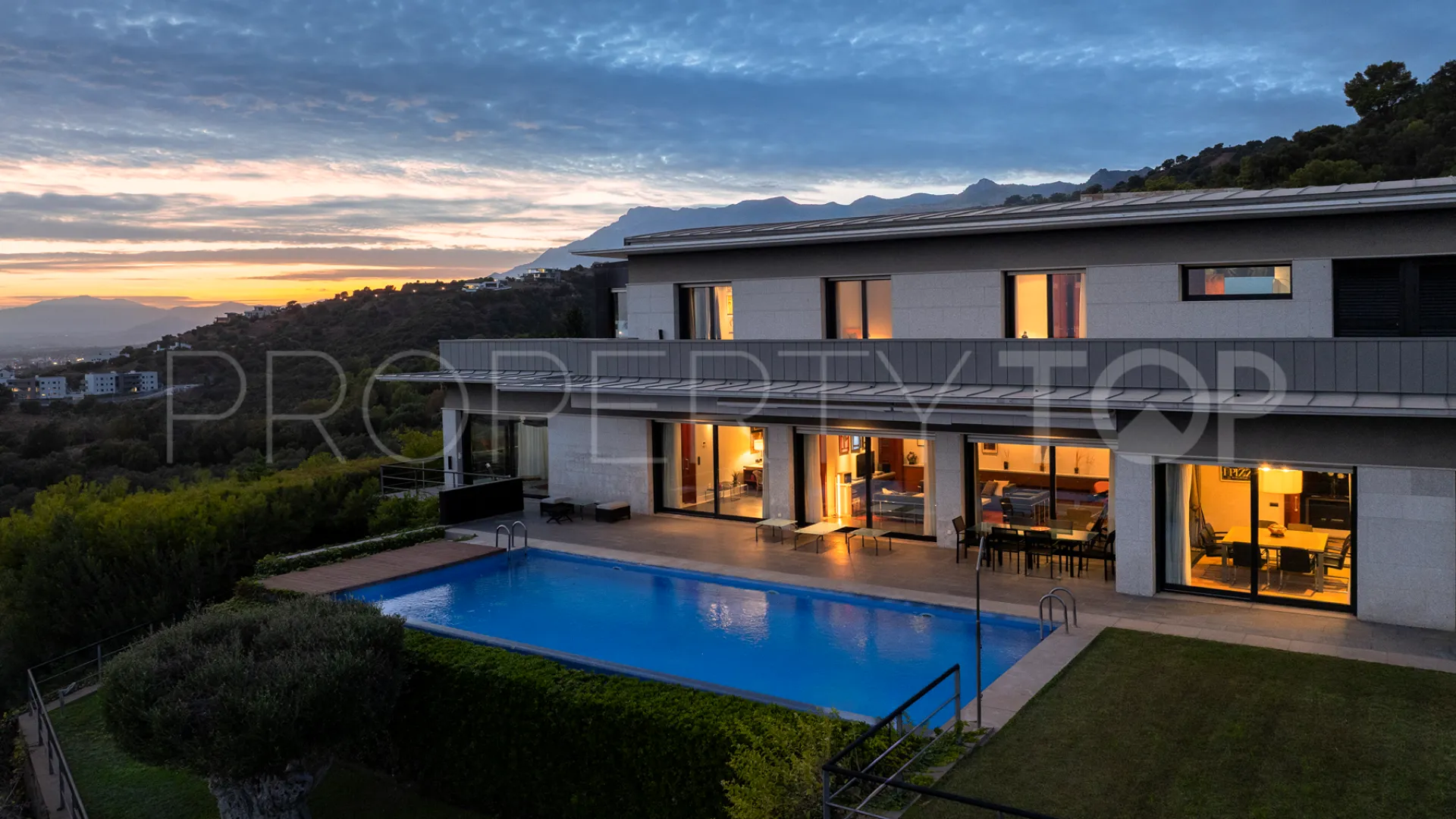 Comprar villa en Los Altos de Marbella de 5 dormitorios
