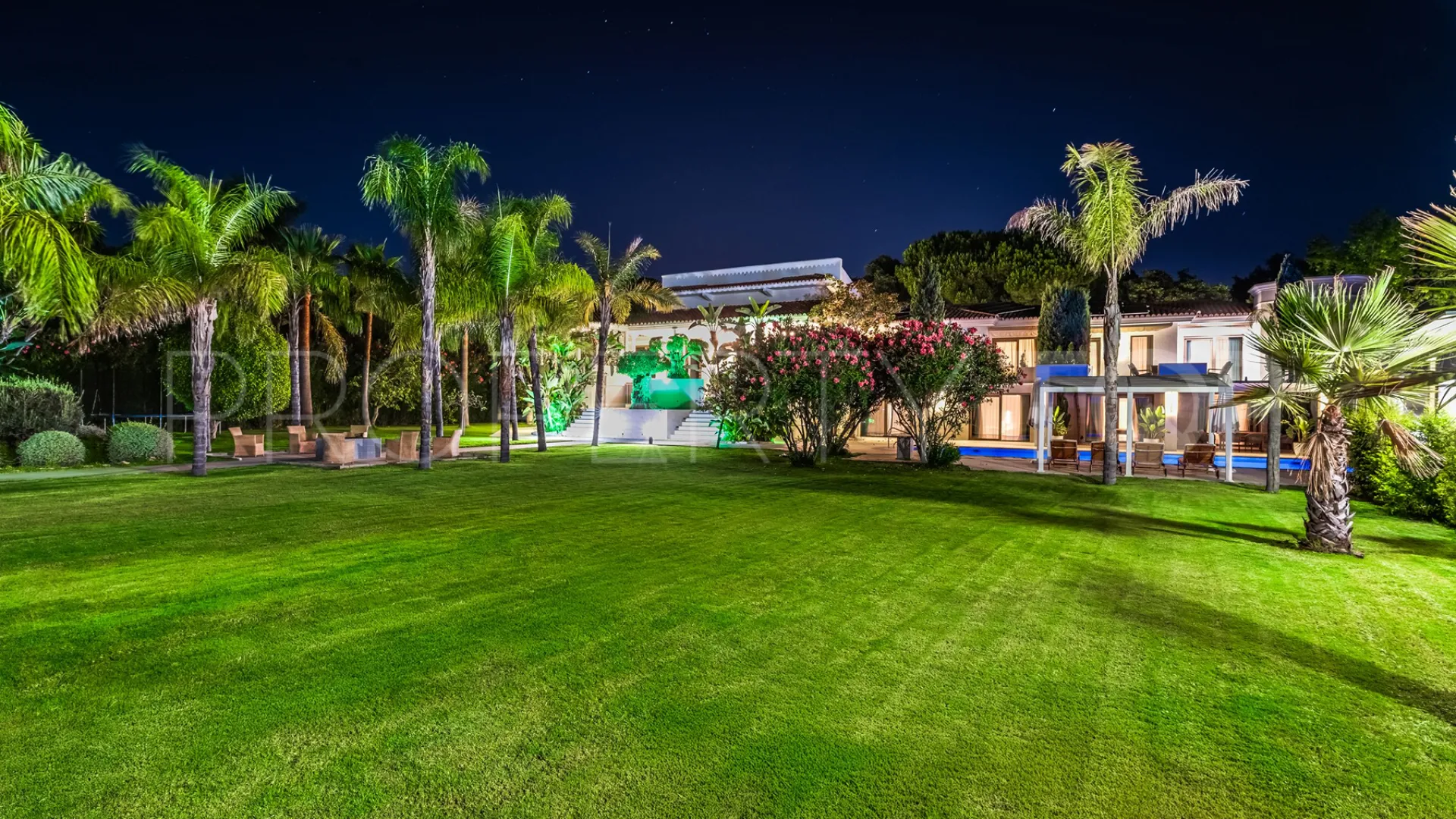 Buy villa in Alhambra del Golf