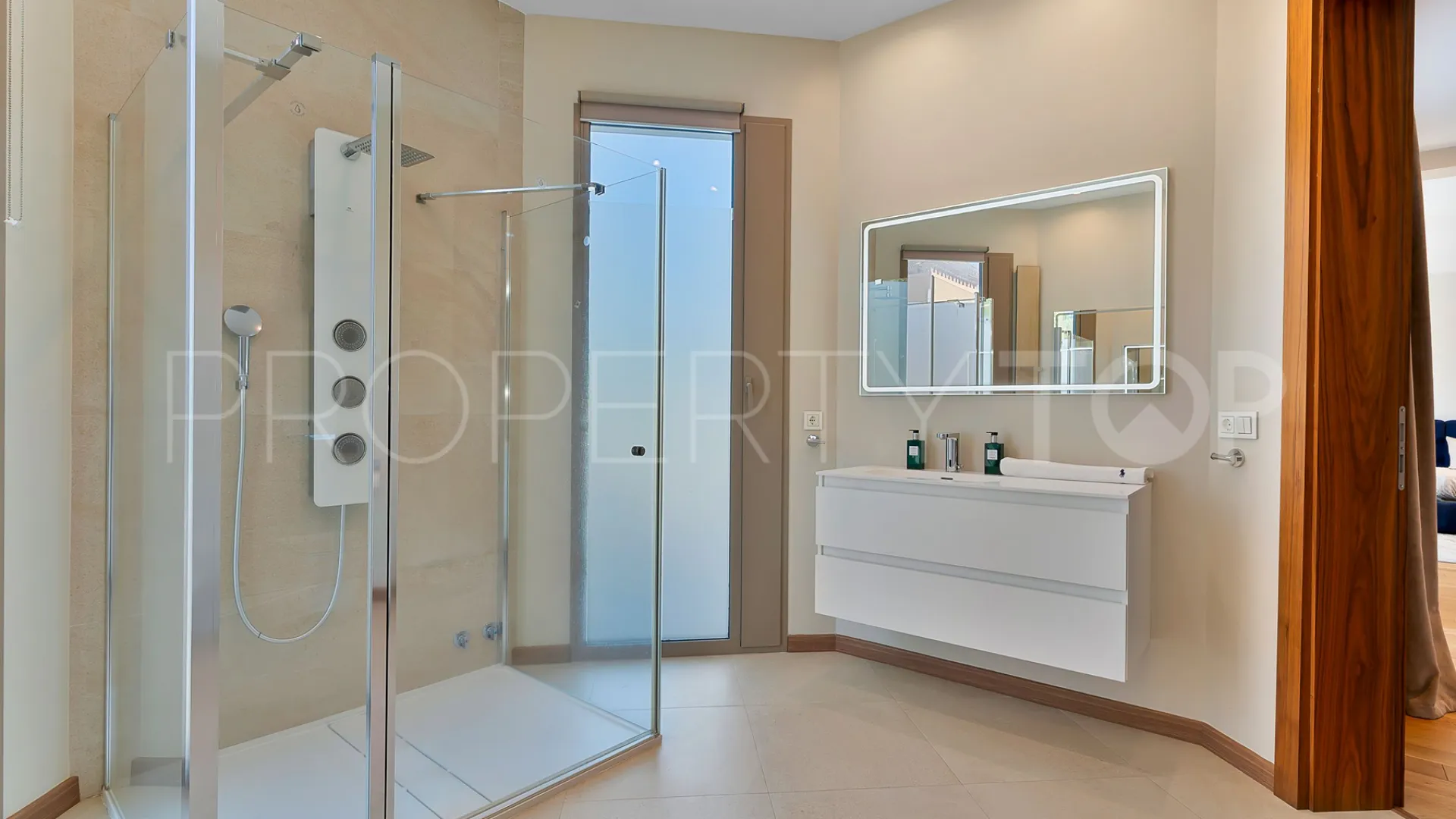 Buy villa in Alhambra del Golf