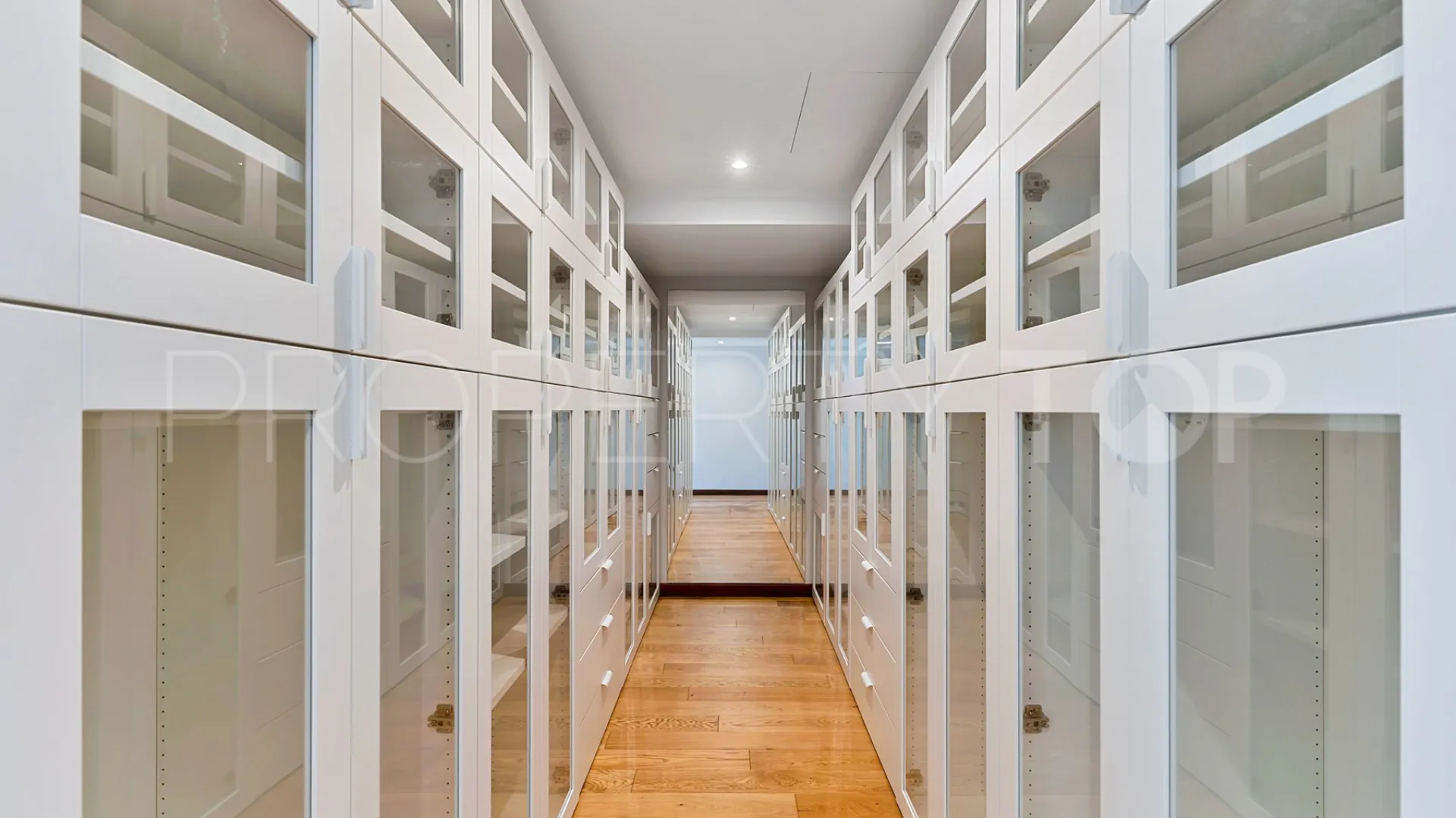 Buy villa in Alhambra del Golf