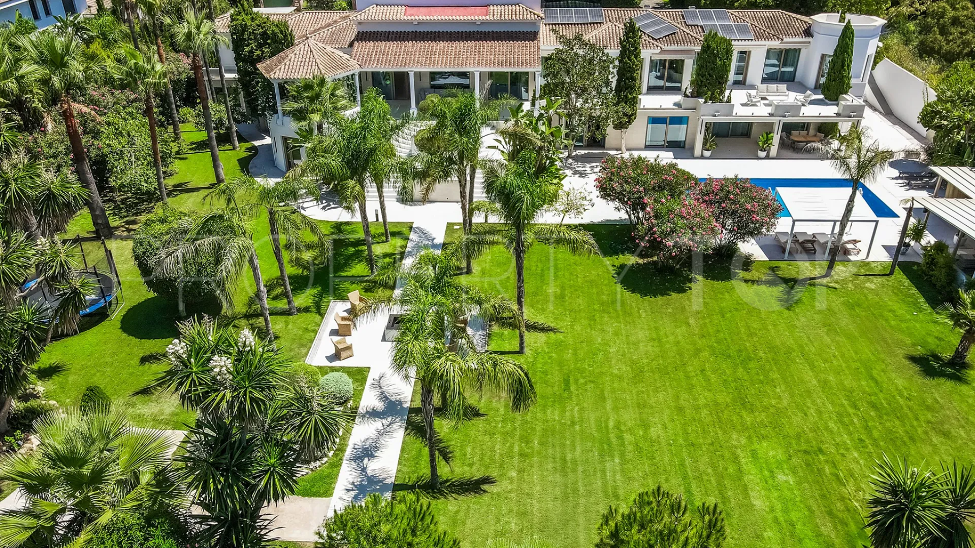 Buy villa in Alhambra del Golf