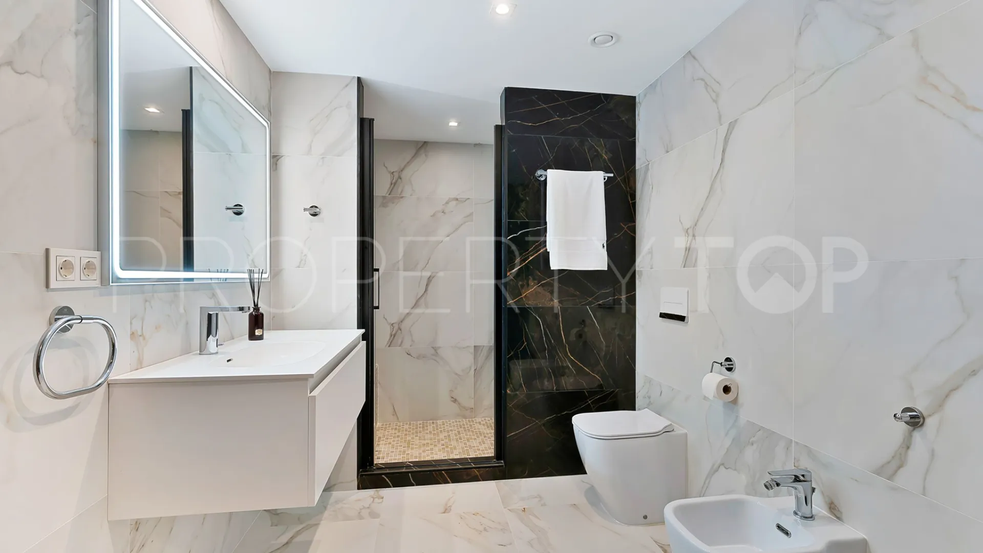 Buy villa in Alhambra del Golf
