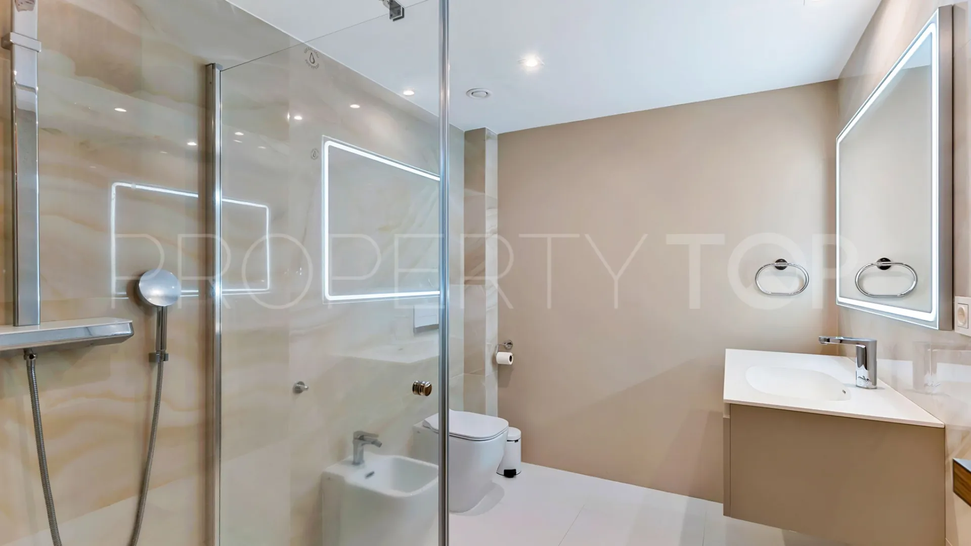 Buy villa in Alhambra del Golf
