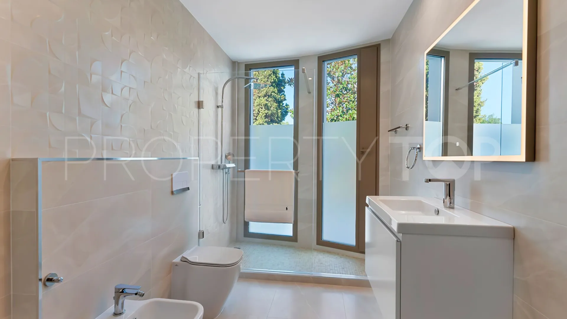 Buy villa in Alhambra del Golf