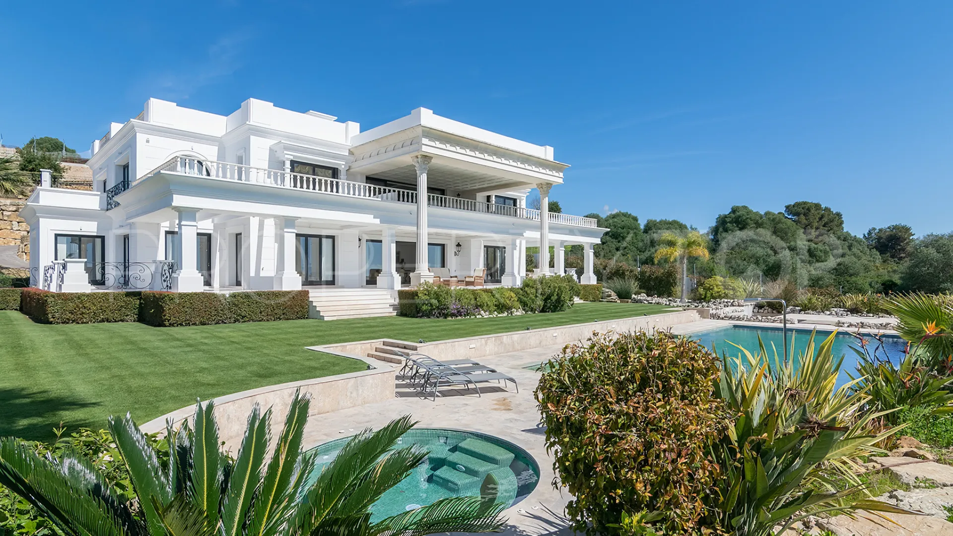 For sale 5 bedrooms villa in Zona L