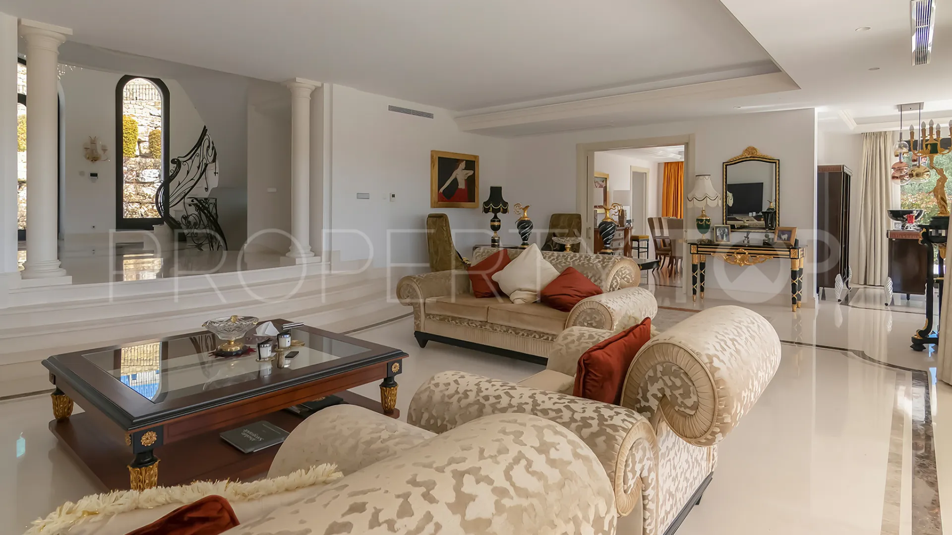 For sale 5 bedrooms villa in Zona L