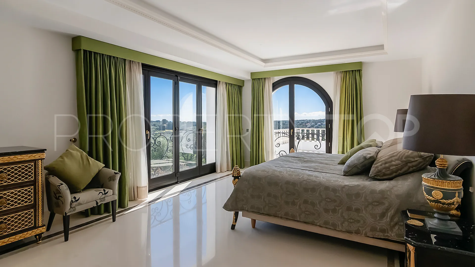 For sale 5 bedrooms villa in Zona L