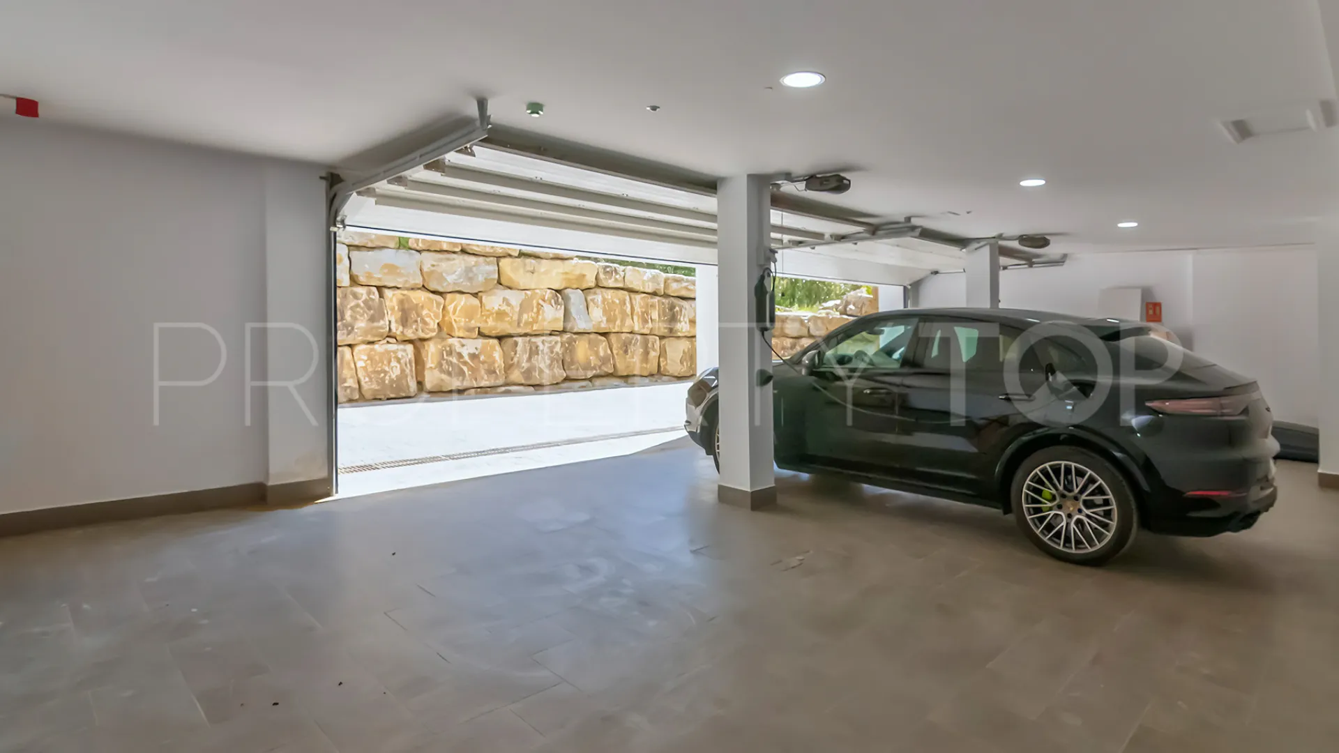 For sale 5 bedrooms villa in Zona L