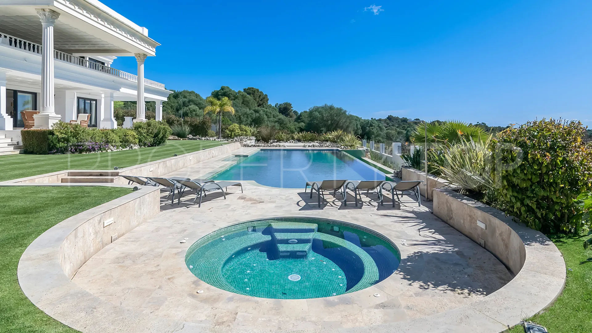 For sale 5 bedrooms villa in Zona L