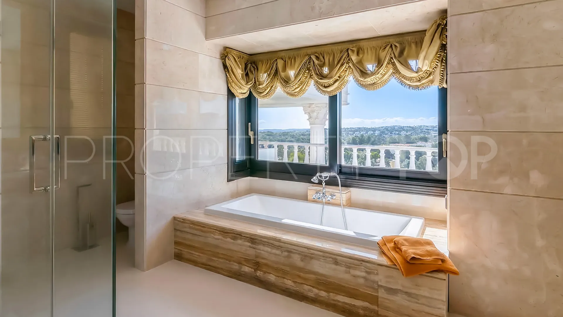 For sale 5 bedrooms villa in Zona L