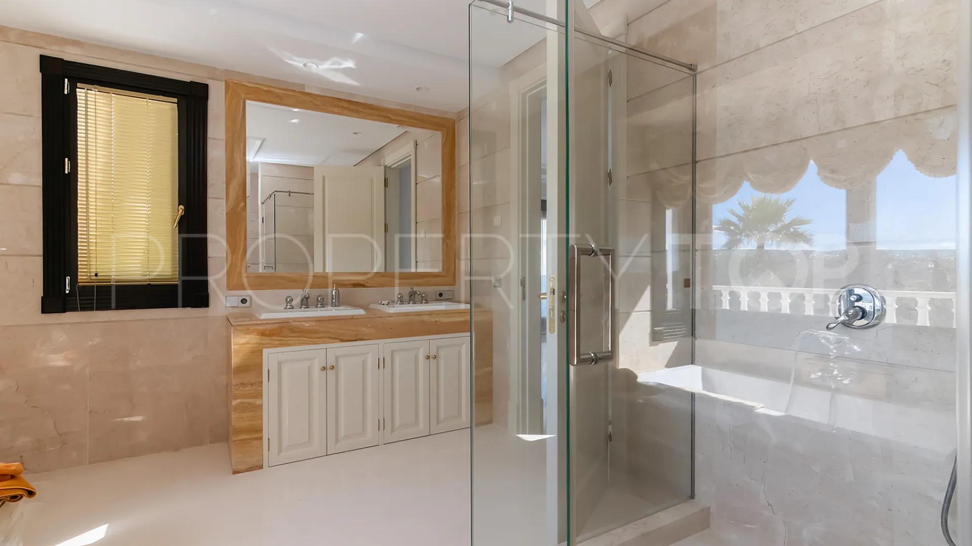 For sale 5 bedrooms villa in Zona L