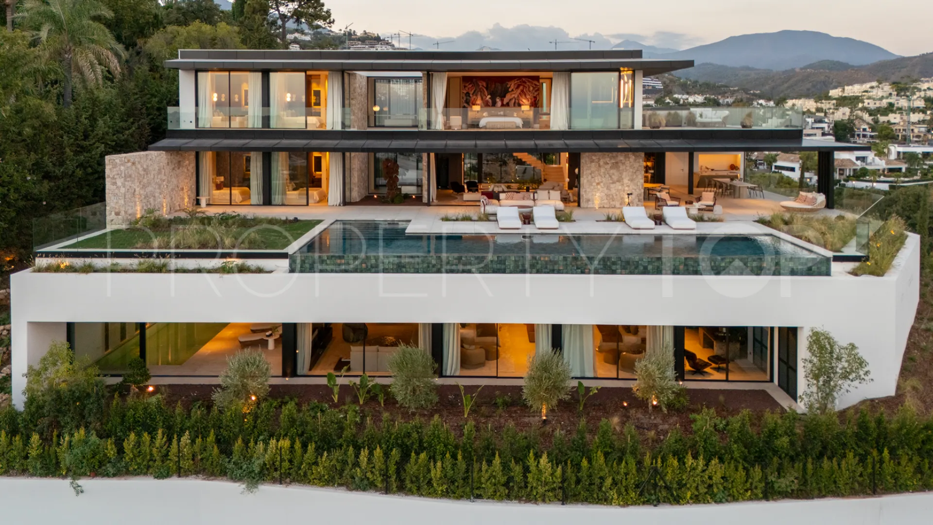 8 bedrooms villa for sale in El Herrojo