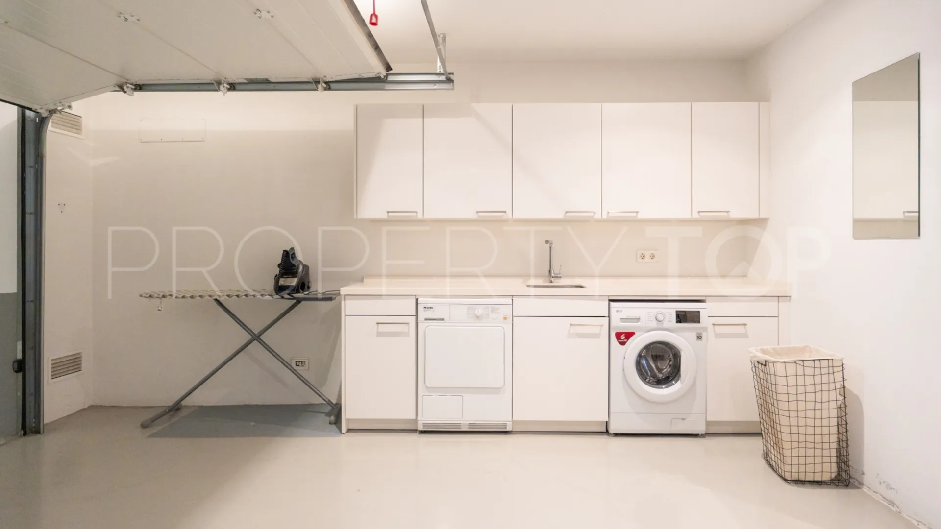 Town house in Sierra Blanca for sale