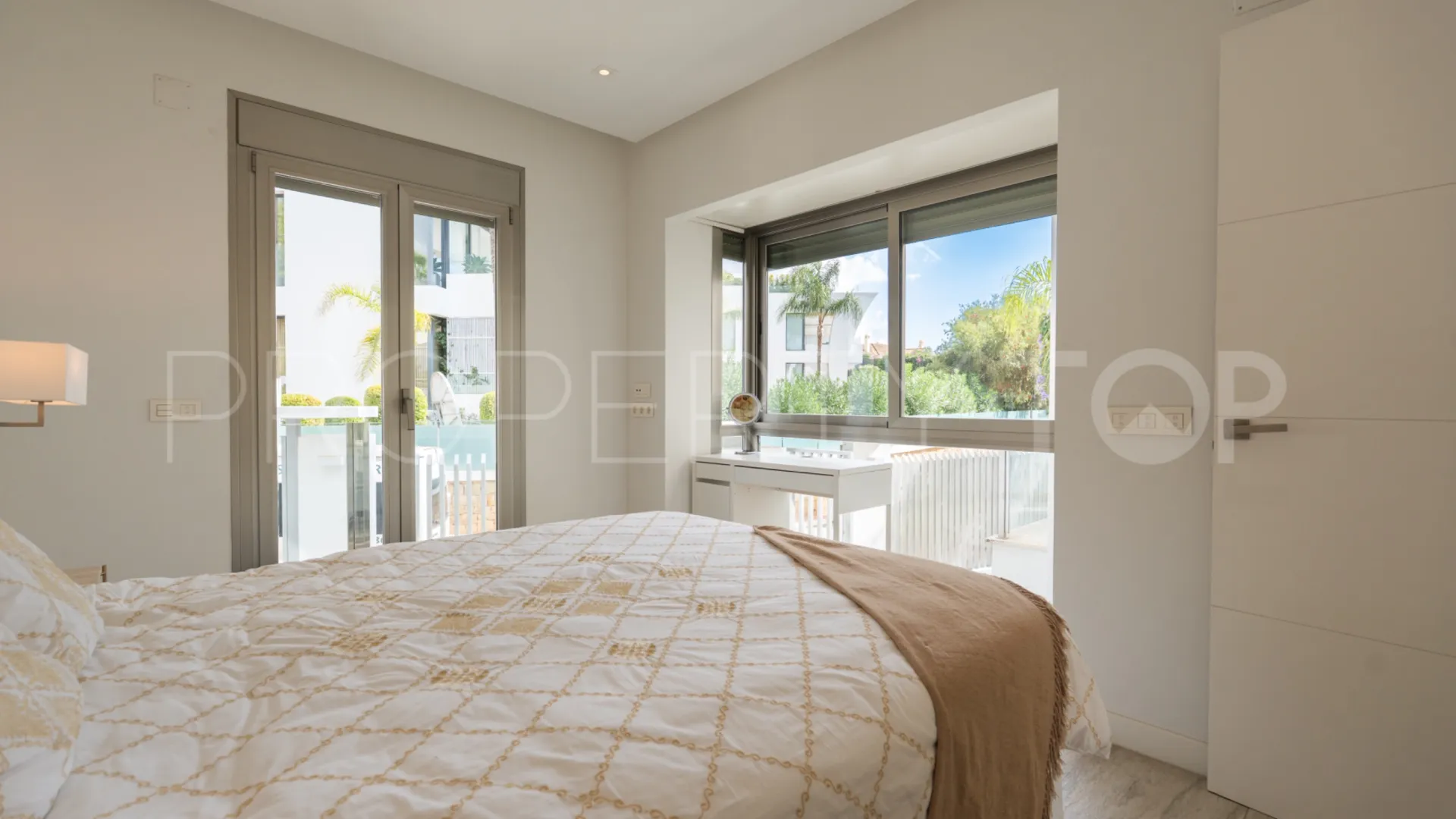 Town house in Sierra Blanca for sale