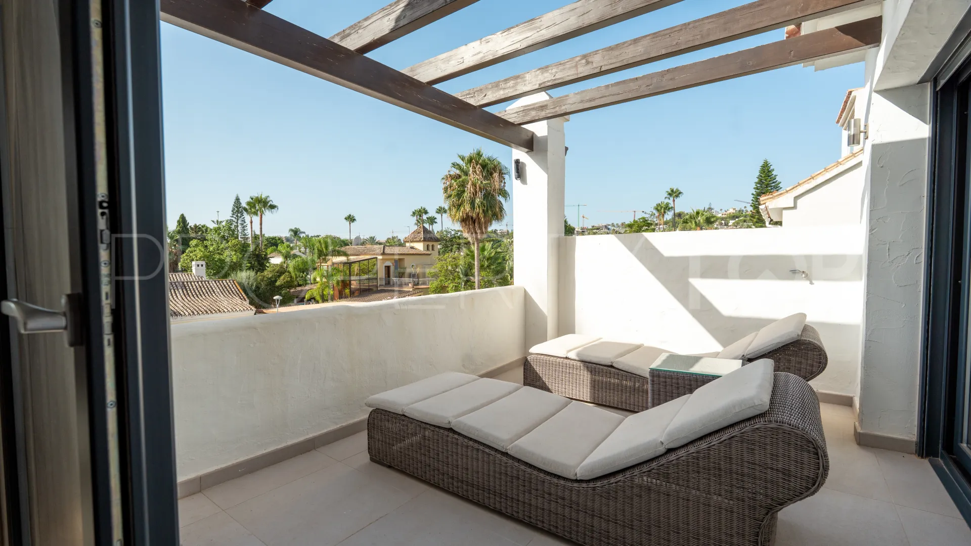 Buy 5 bedrooms villa in Parcelas del Golf