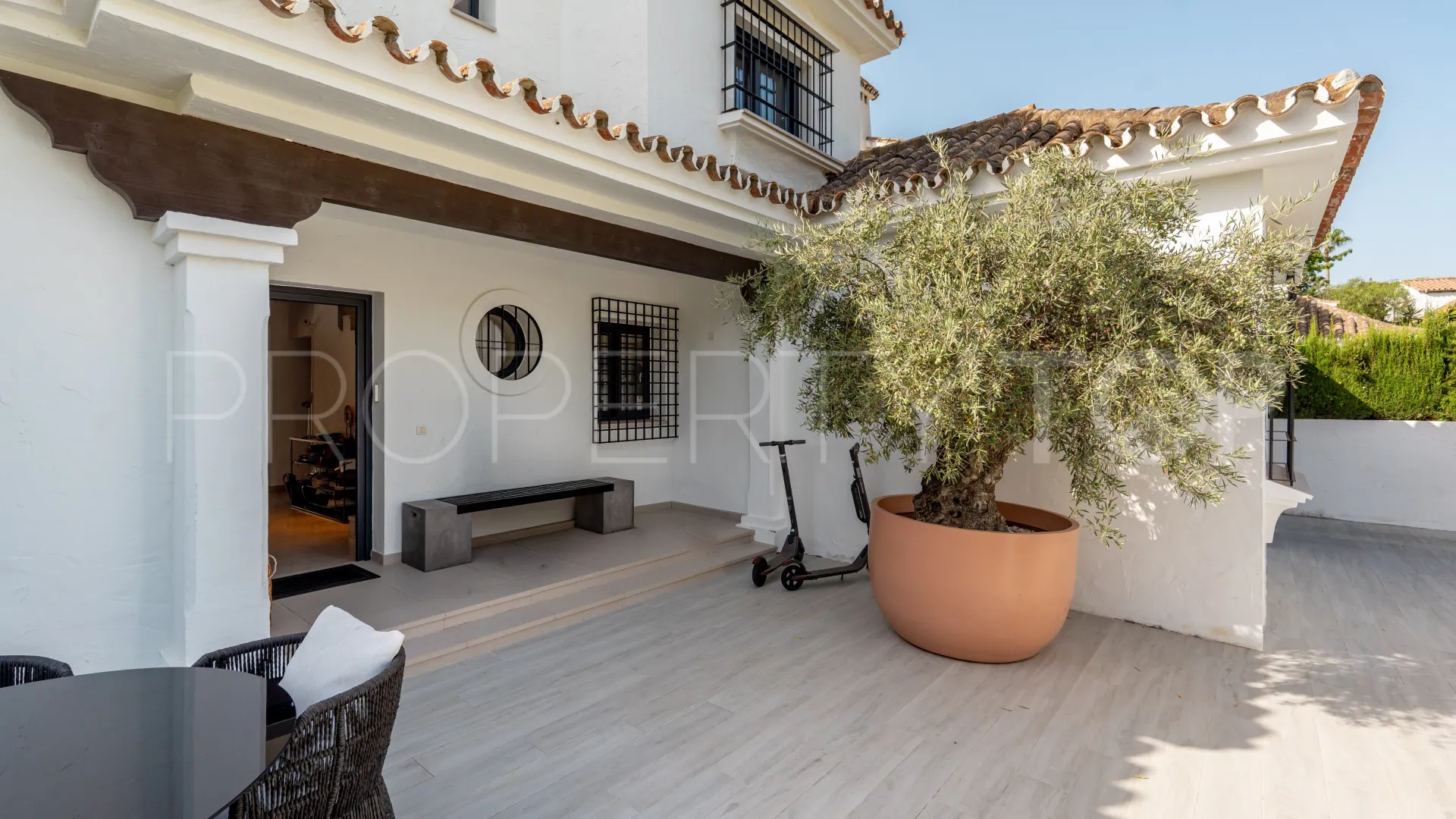 Buy 5 bedrooms villa in Parcelas del Golf