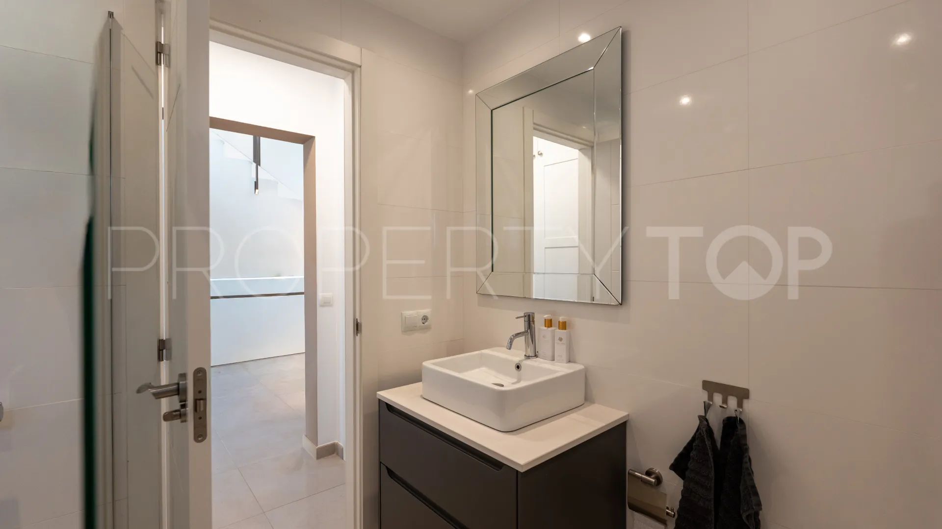 Buy 5 bedrooms villa in Parcelas del Golf