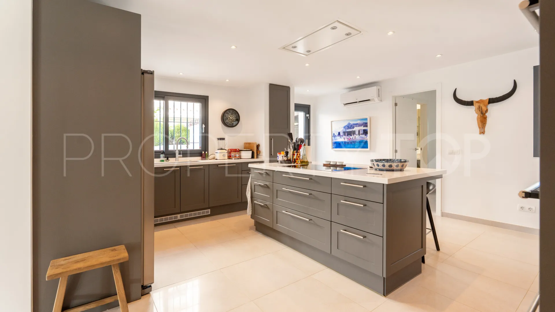 Buy 5 bedrooms villa in Parcelas del Golf