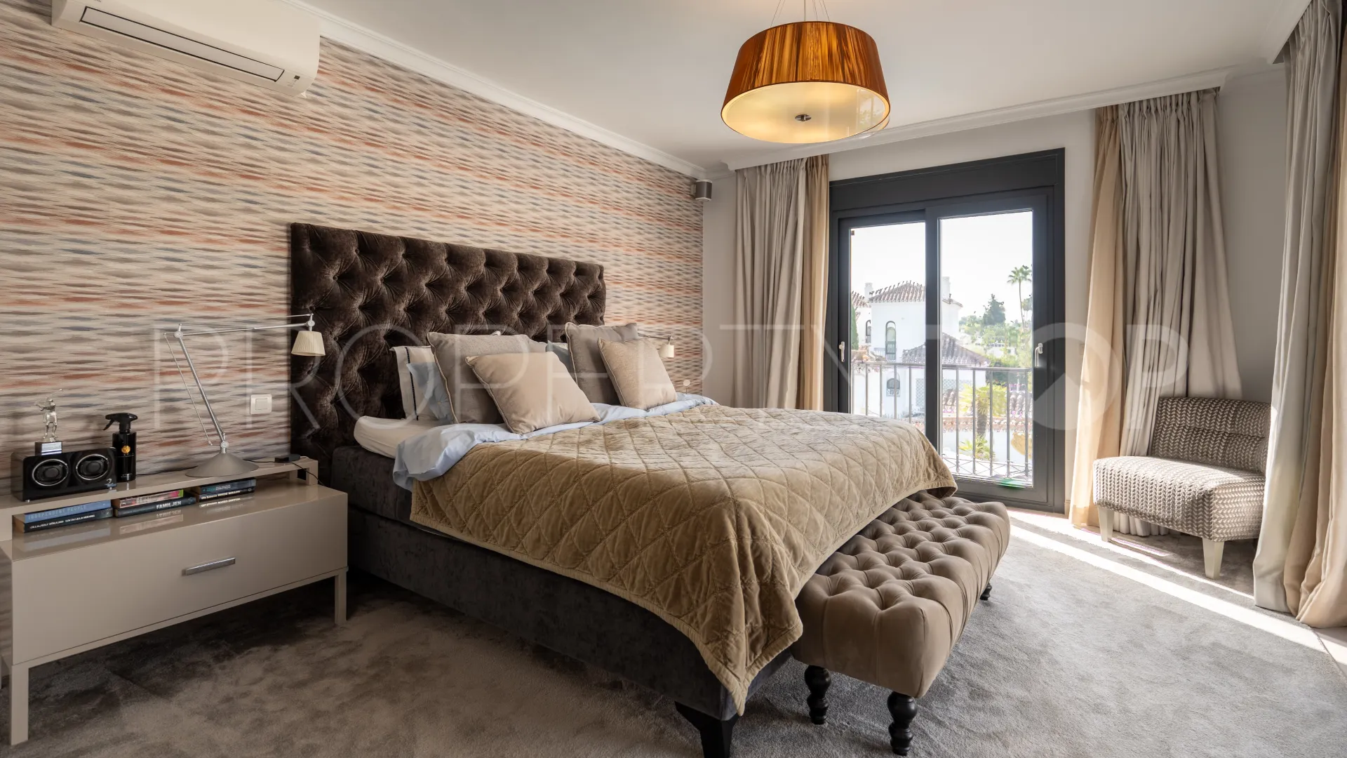 Buy 5 bedrooms villa in Parcelas del Golf