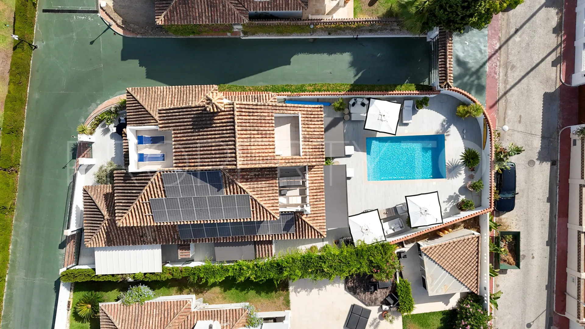 Buy 5 bedrooms villa in Parcelas del Golf
