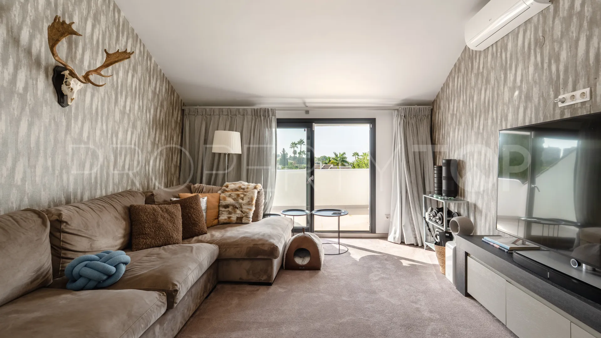 Buy 5 bedrooms villa in Parcelas del Golf