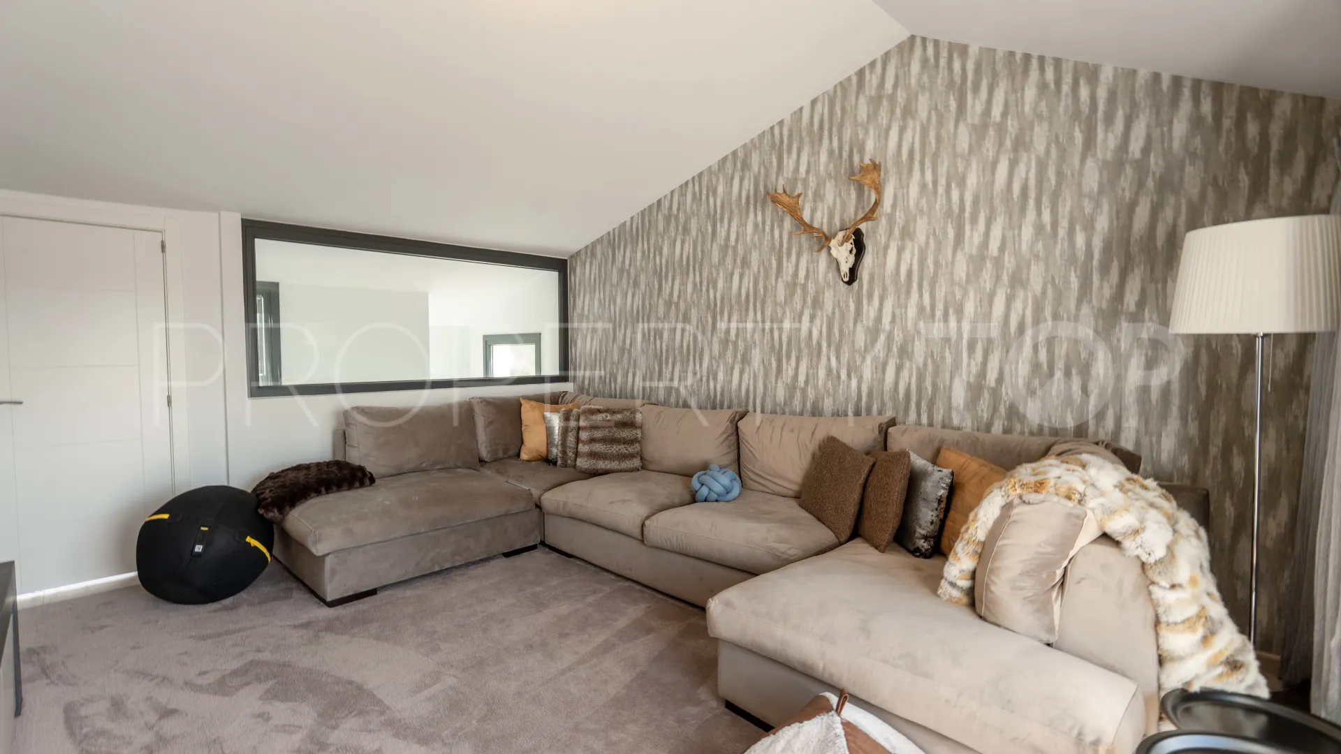 Buy 5 bedrooms villa in Parcelas del Golf
