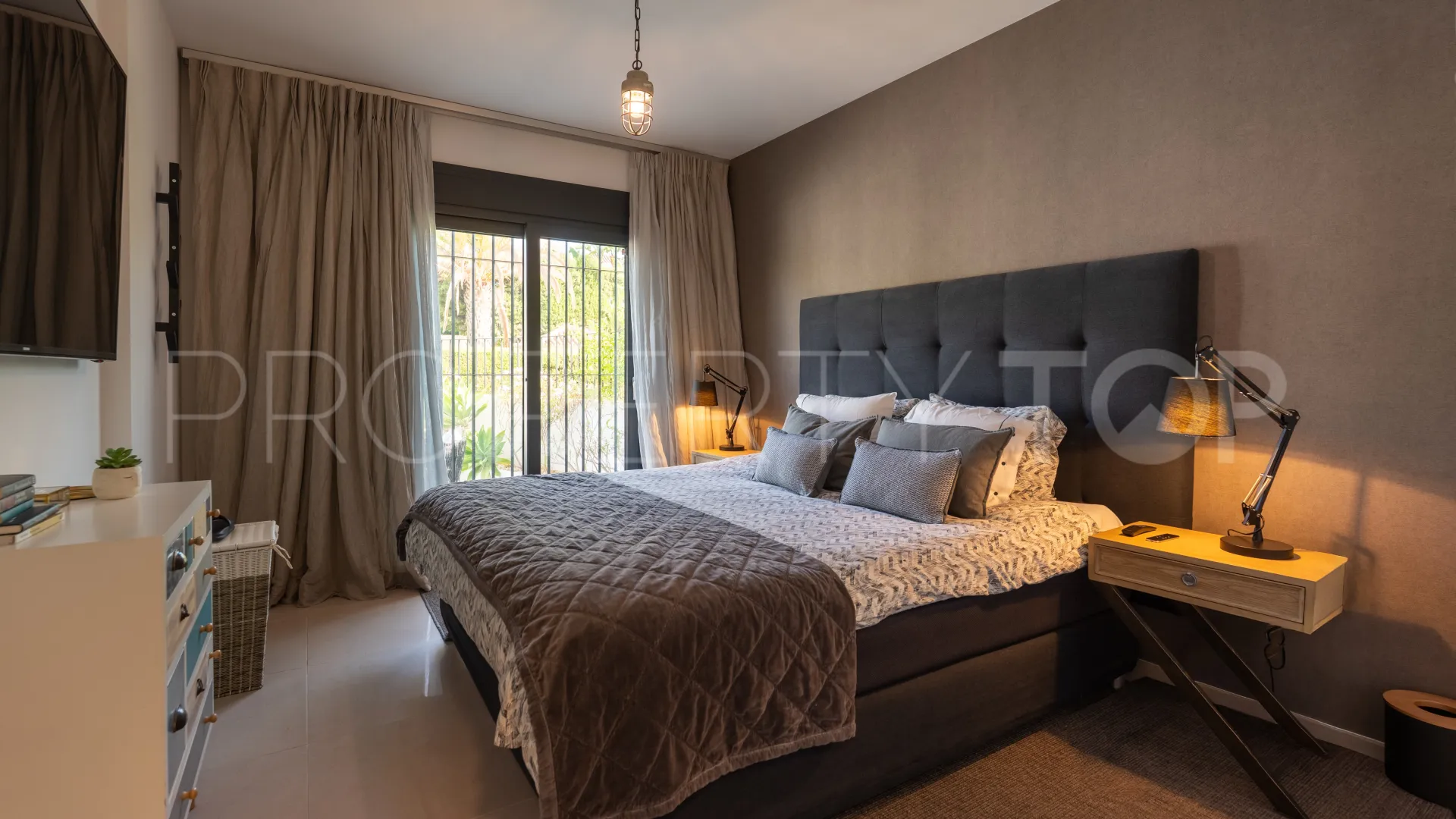 Buy 5 bedrooms villa in Parcelas del Golf