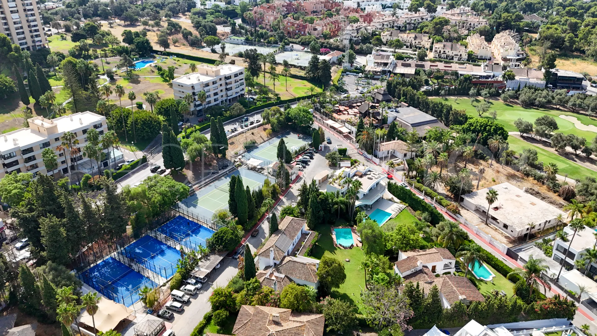 Buy 5 bedrooms villa in Parcelas del Golf