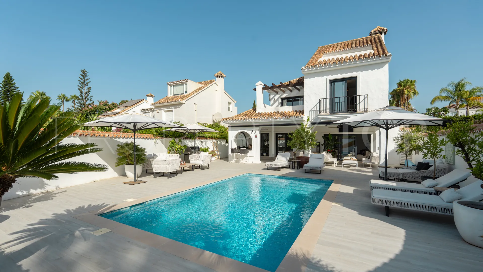 Buy 5 bedrooms villa in Parcelas del Golf