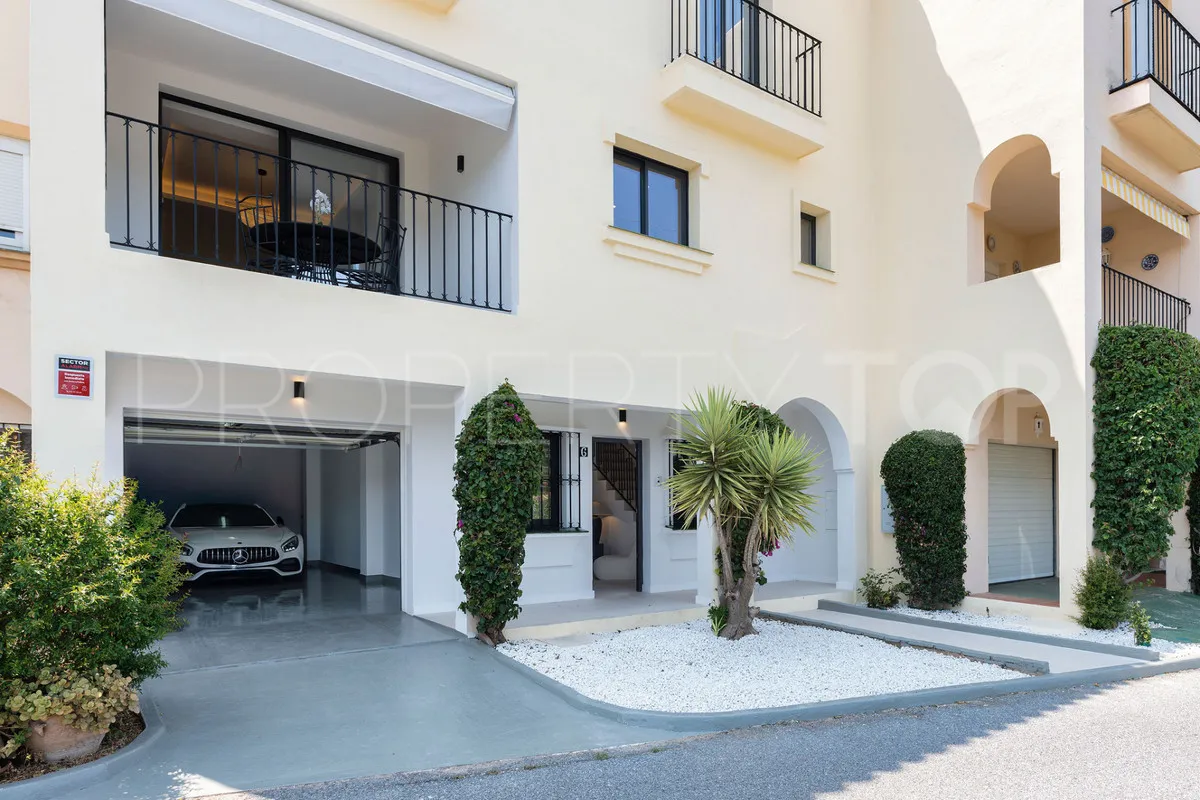 Town house for sale in Nueva Andalucia