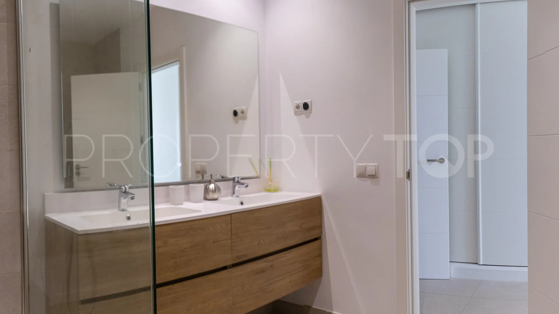 Se vende villa pareada en Finca Cortesin con 3 dormitorios