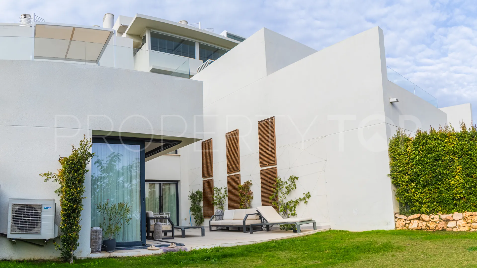 Se vende villa pareada en Finca Cortesin con 3 dormitorios