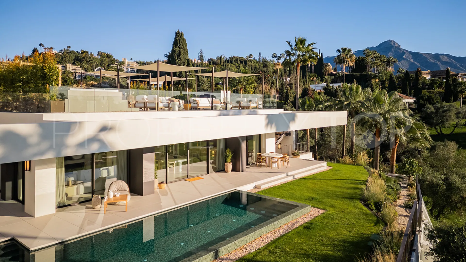 For sale 4 bedrooms villa in Nueva Andalucia