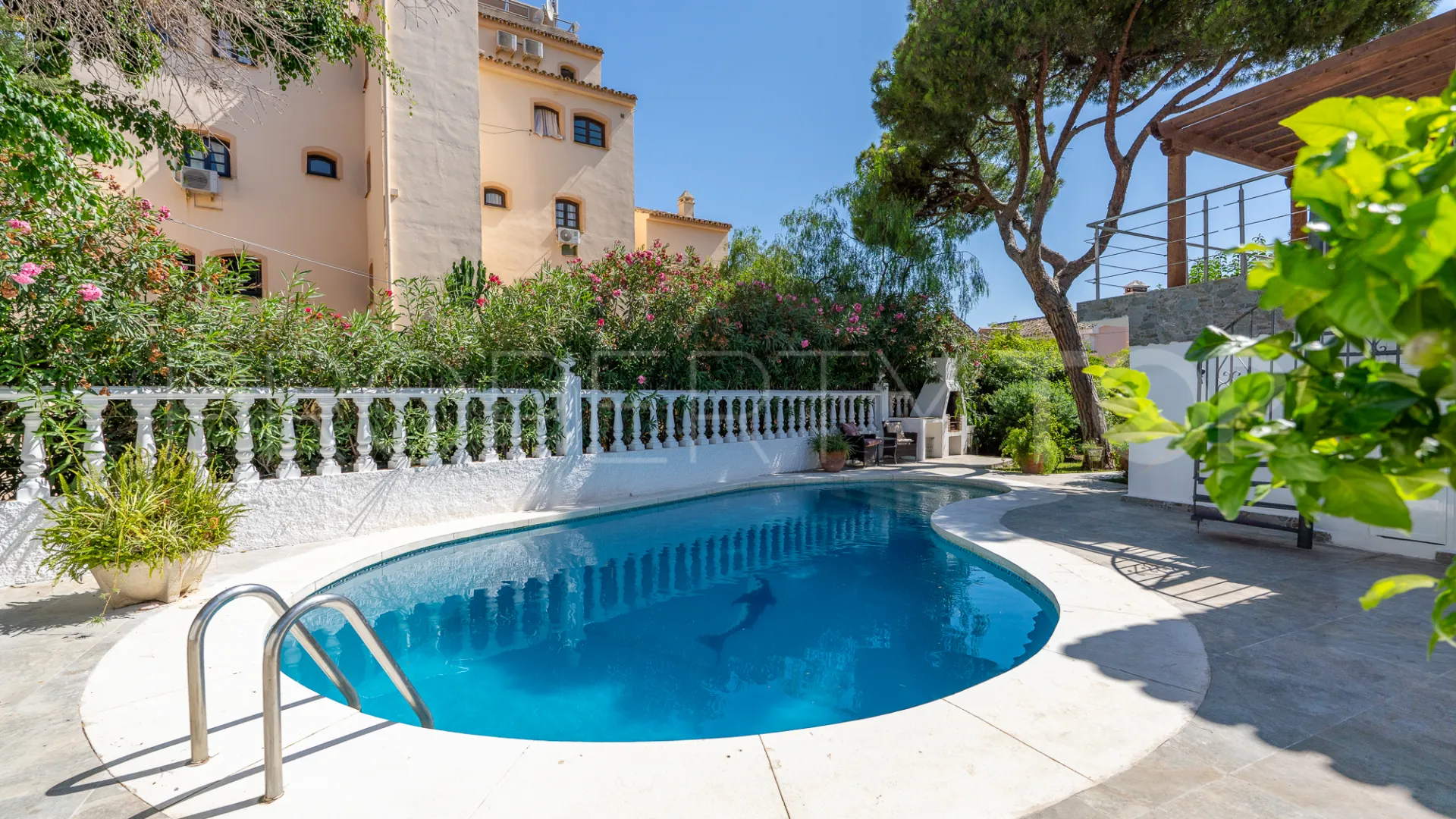 Buy villa with 4 bedrooms in Marbesa
