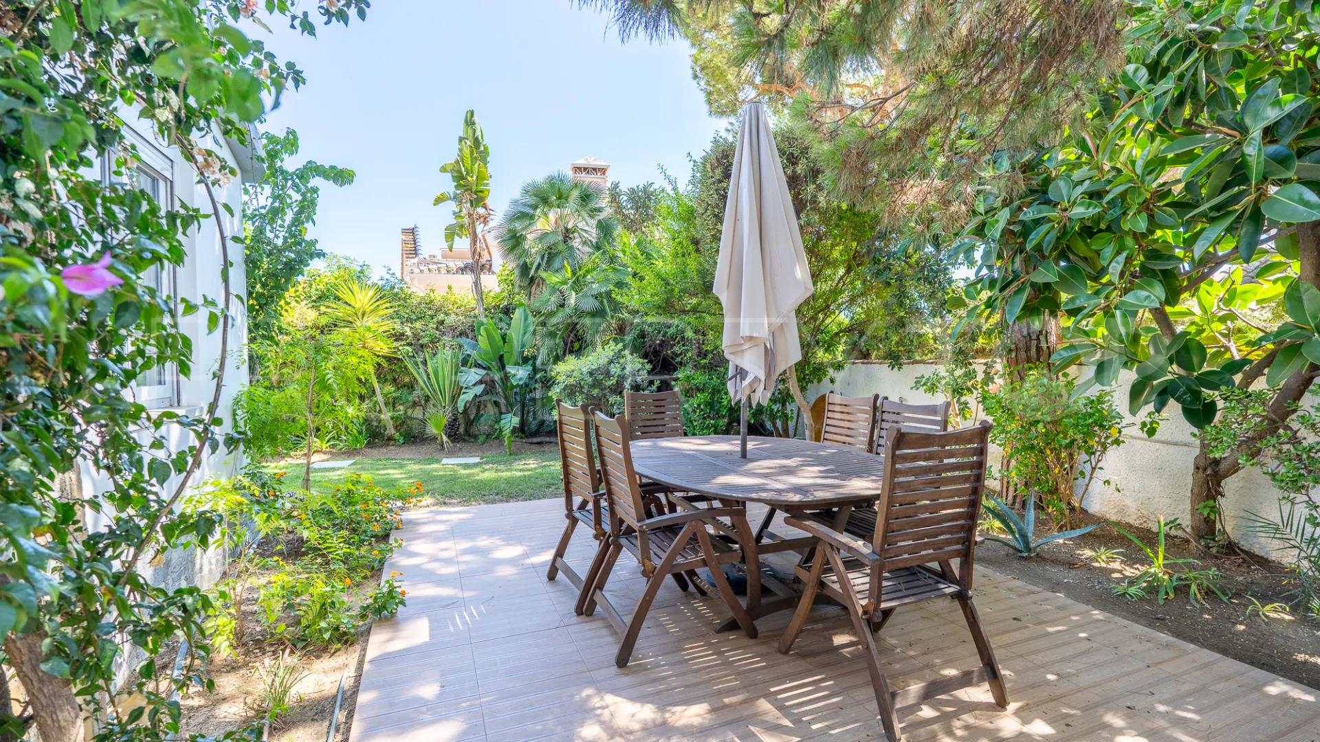 Buy villa with 4 bedrooms in Marbesa