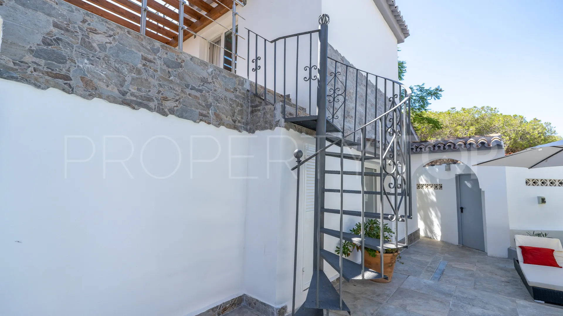 Buy villa with 4 bedrooms in Marbesa