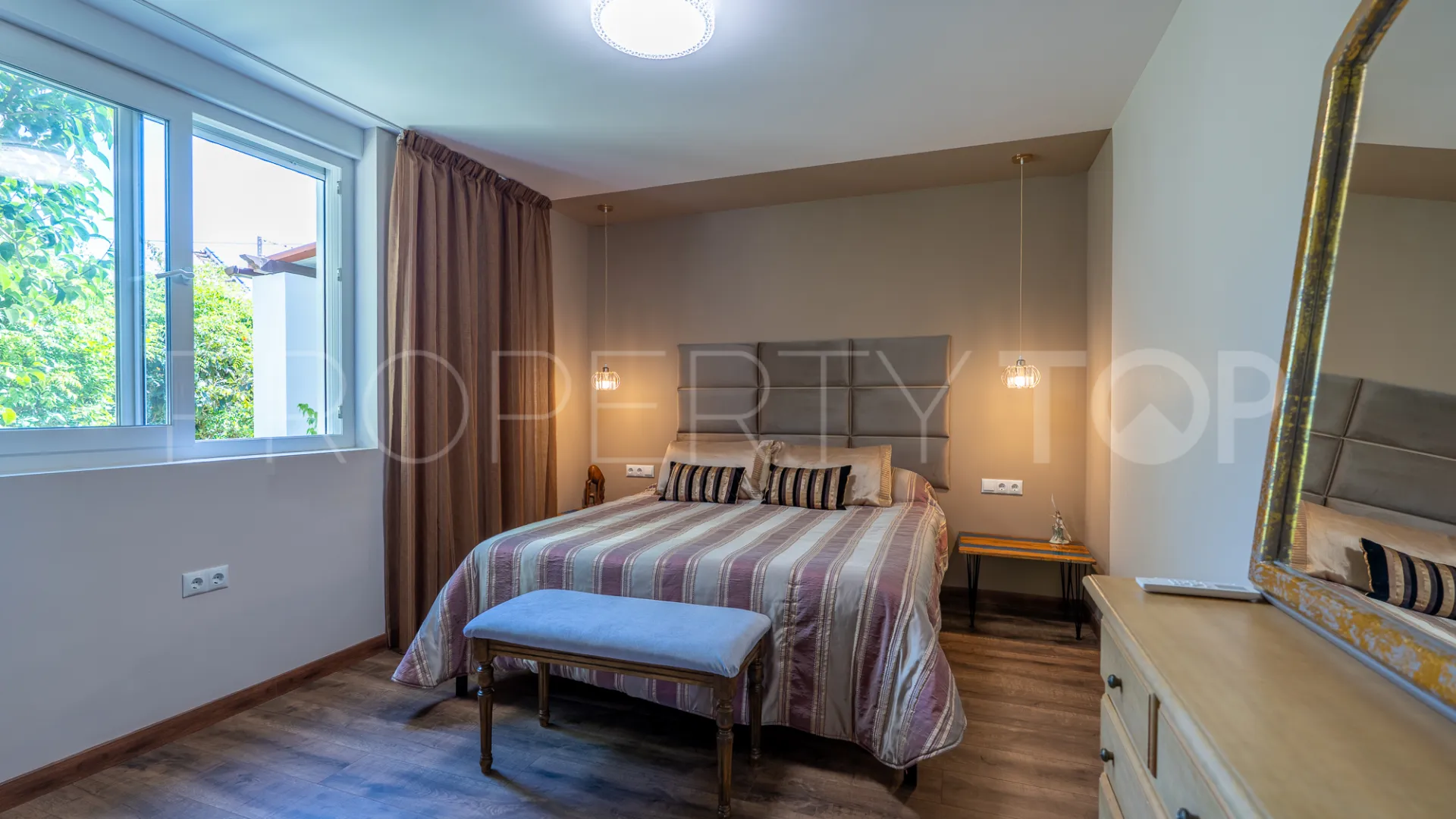 Buy villa with 4 bedrooms in Marbesa