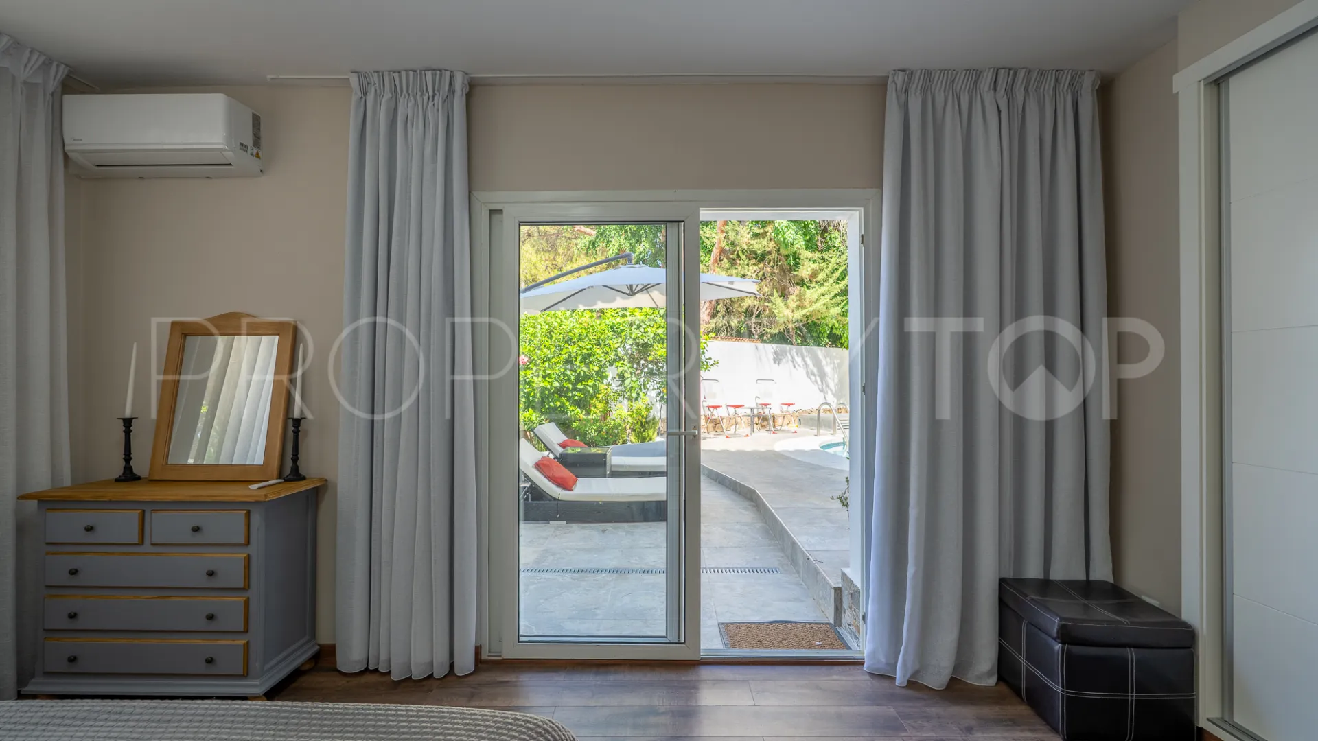 Buy villa with 4 bedrooms in Marbesa