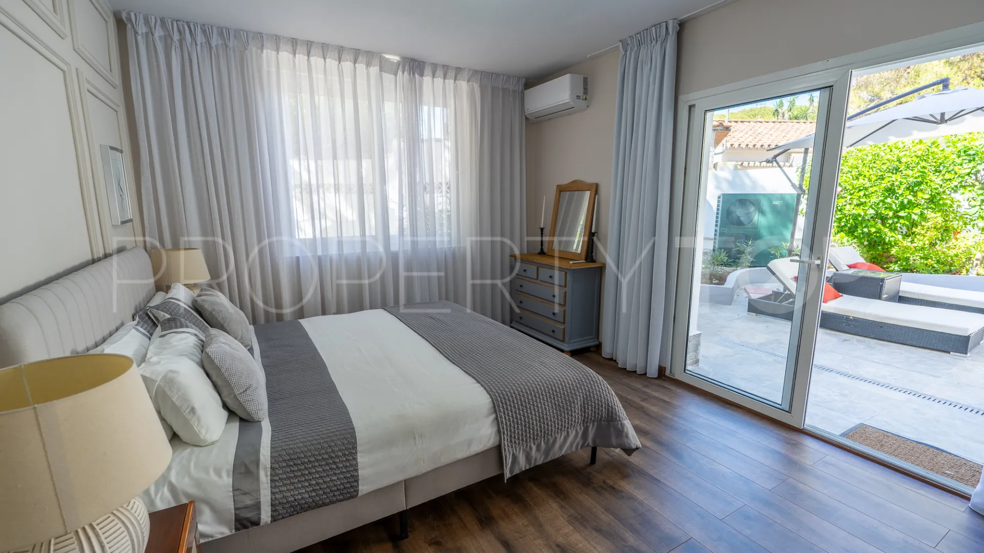Buy villa with 4 bedrooms in Marbesa
