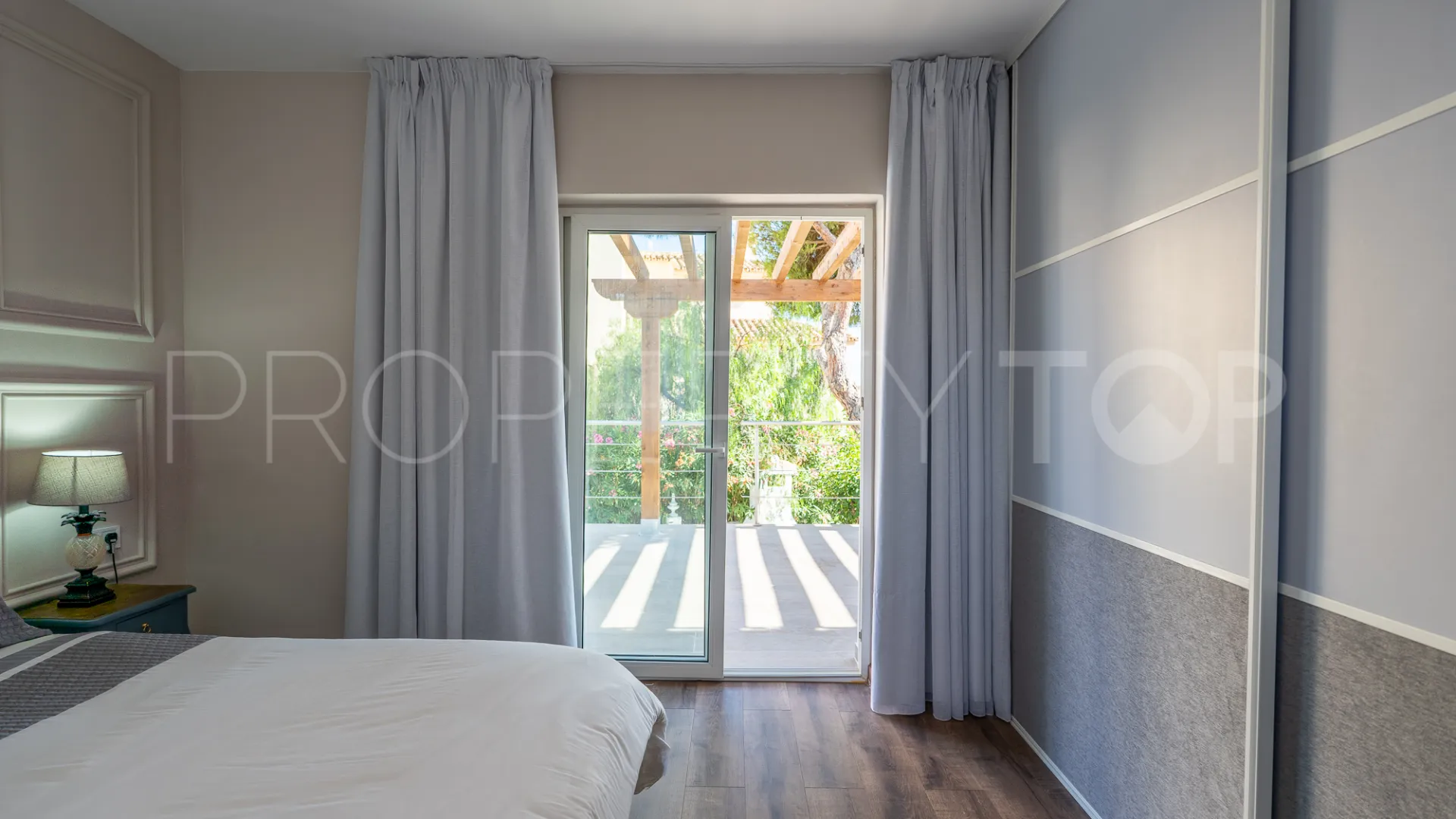 Buy villa with 4 bedrooms in Marbesa
