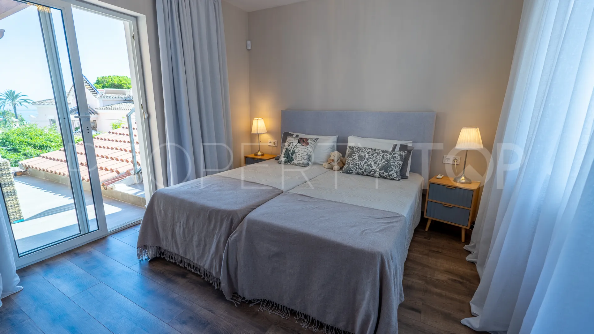 Buy villa with 4 bedrooms in Marbesa