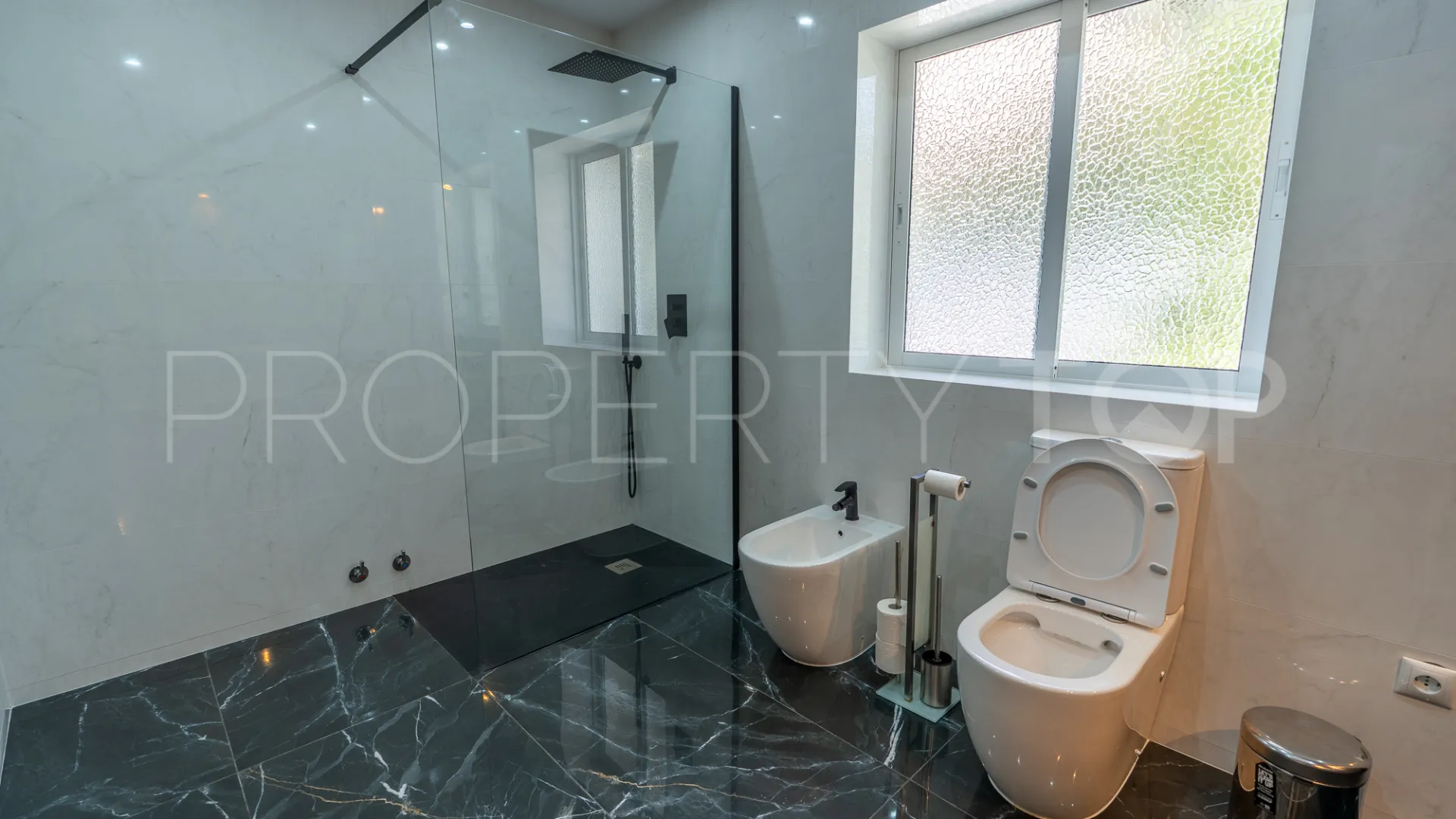 Buy villa with 4 bedrooms in Marbesa