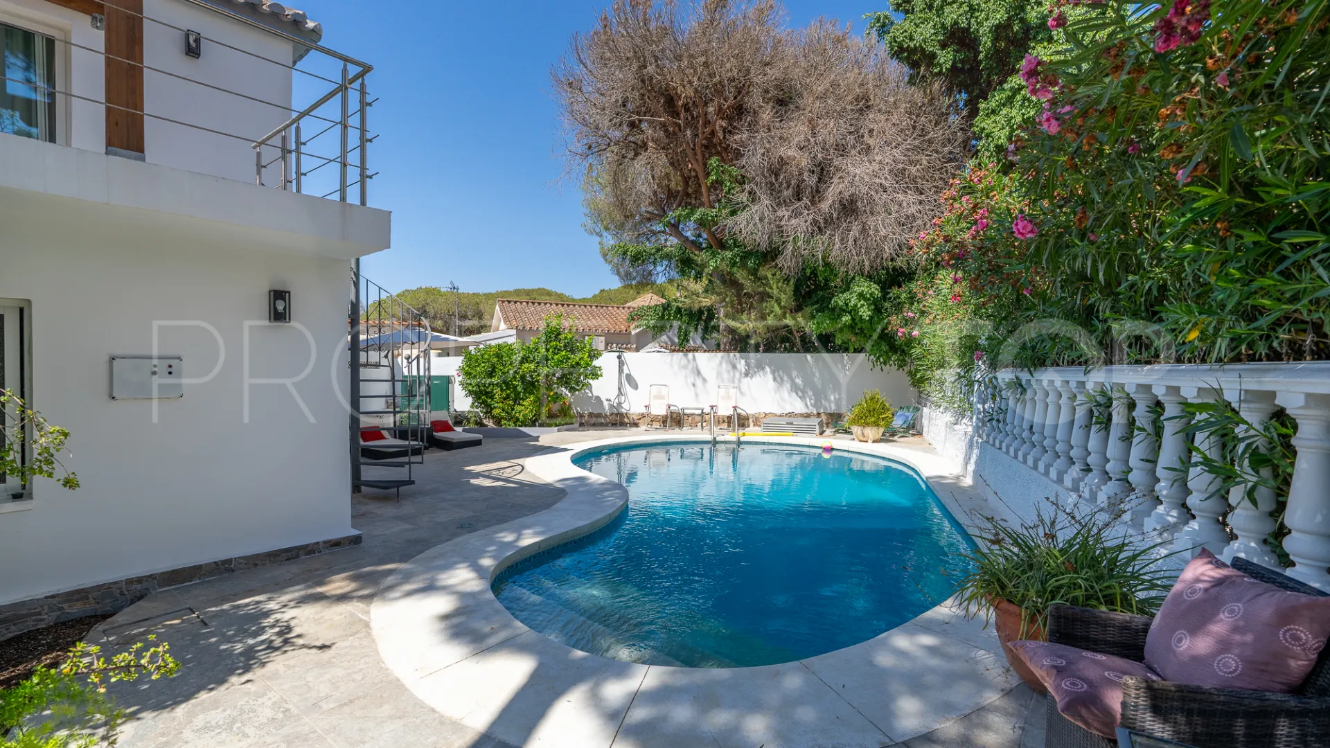 Buy villa with 4 bedrooms in Marbesa