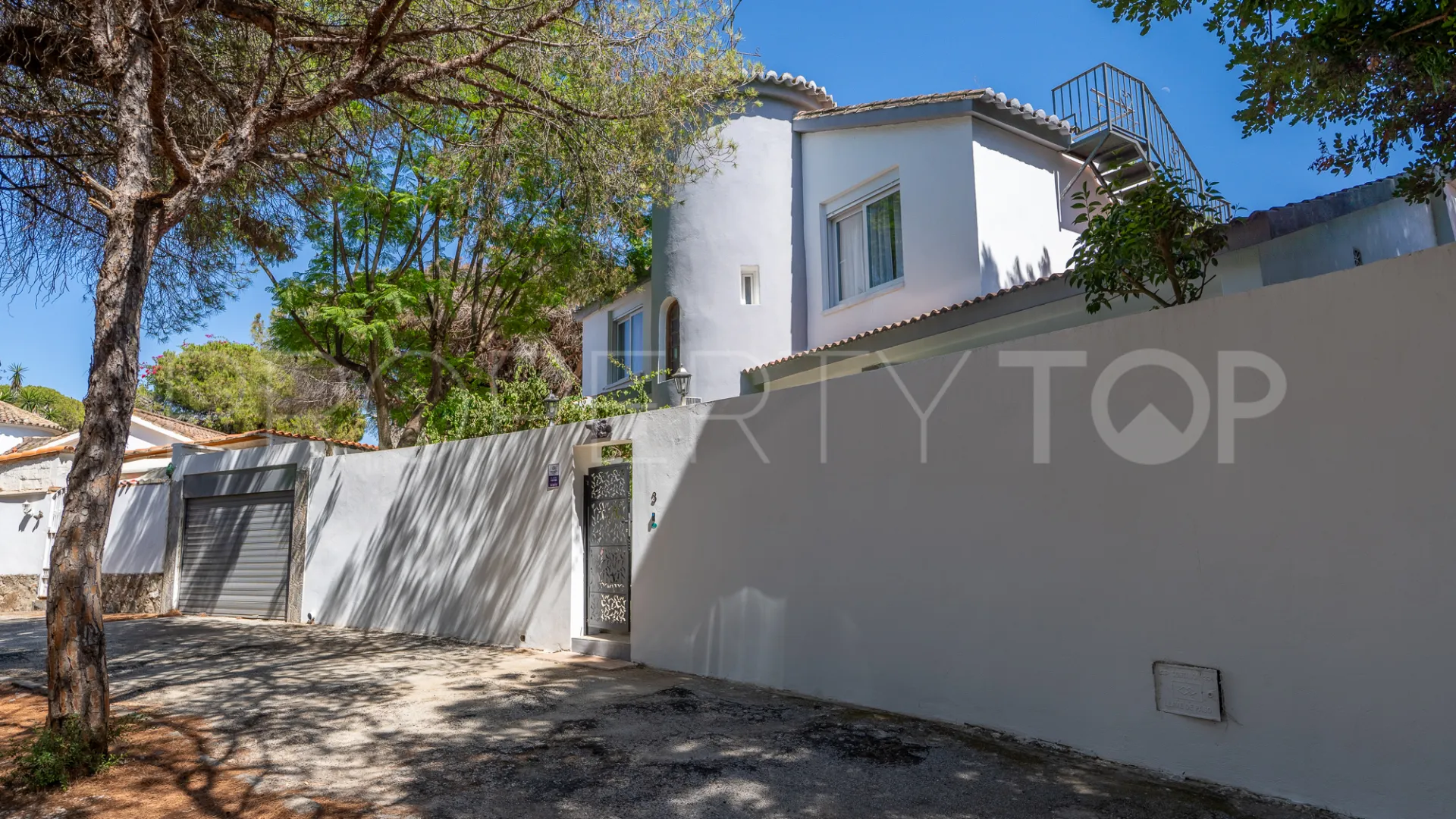 Buy villa with 4 bedrooms in Marbesa