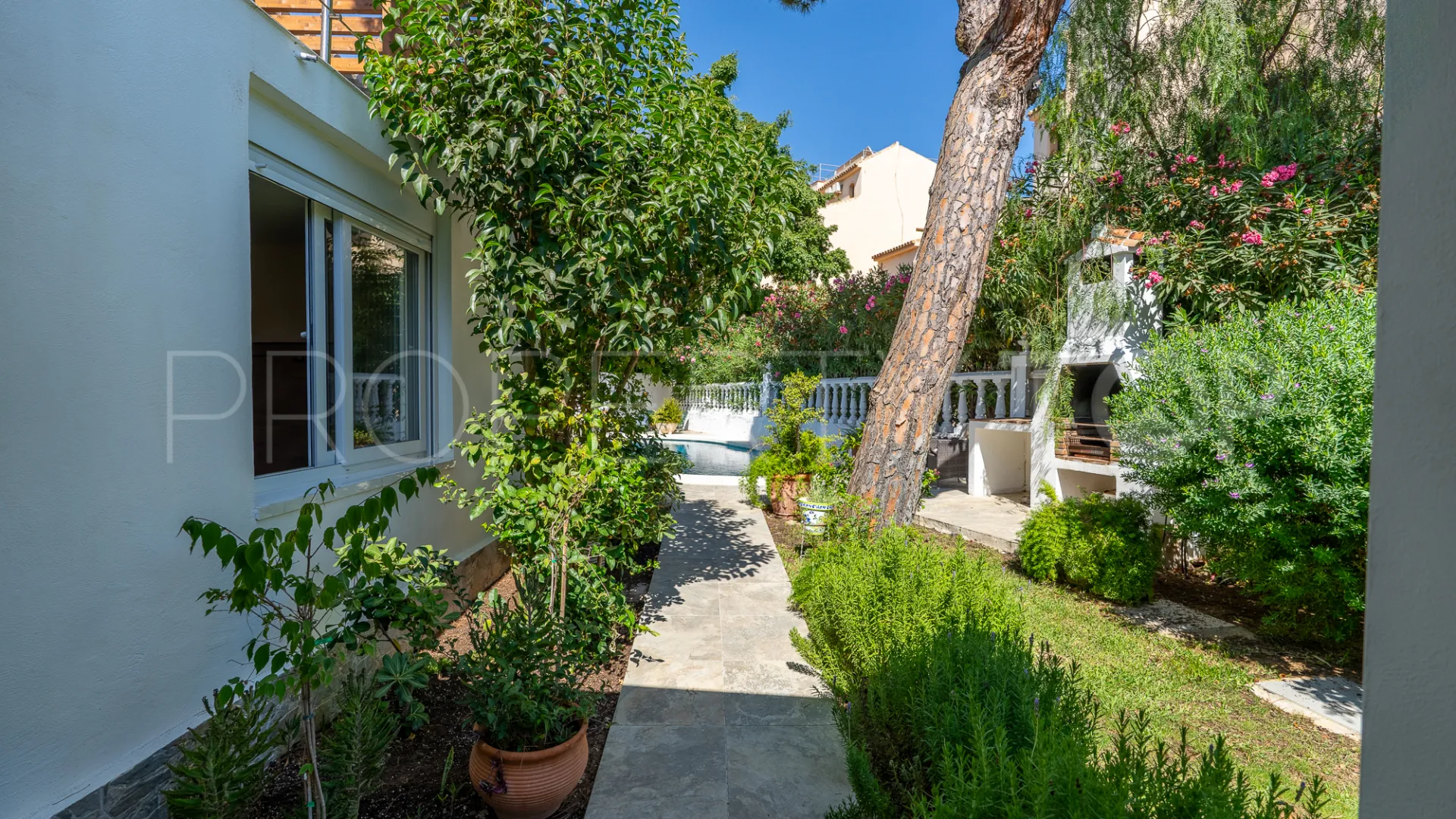 Buy villa with 4 bedrooms in Marbesa