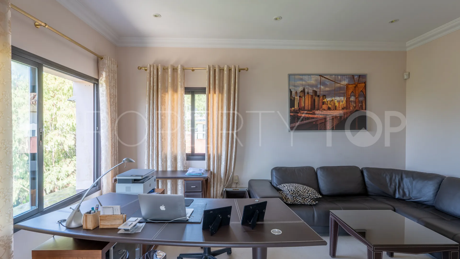 8 bedrooms villa for sale in El Herrojo