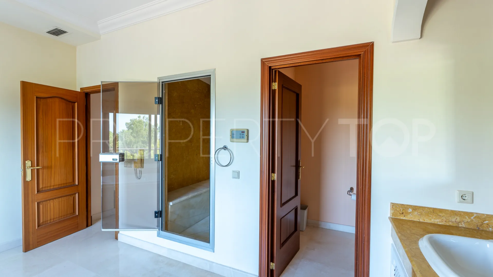 8 bedrooms villa for sale in El Herrojo