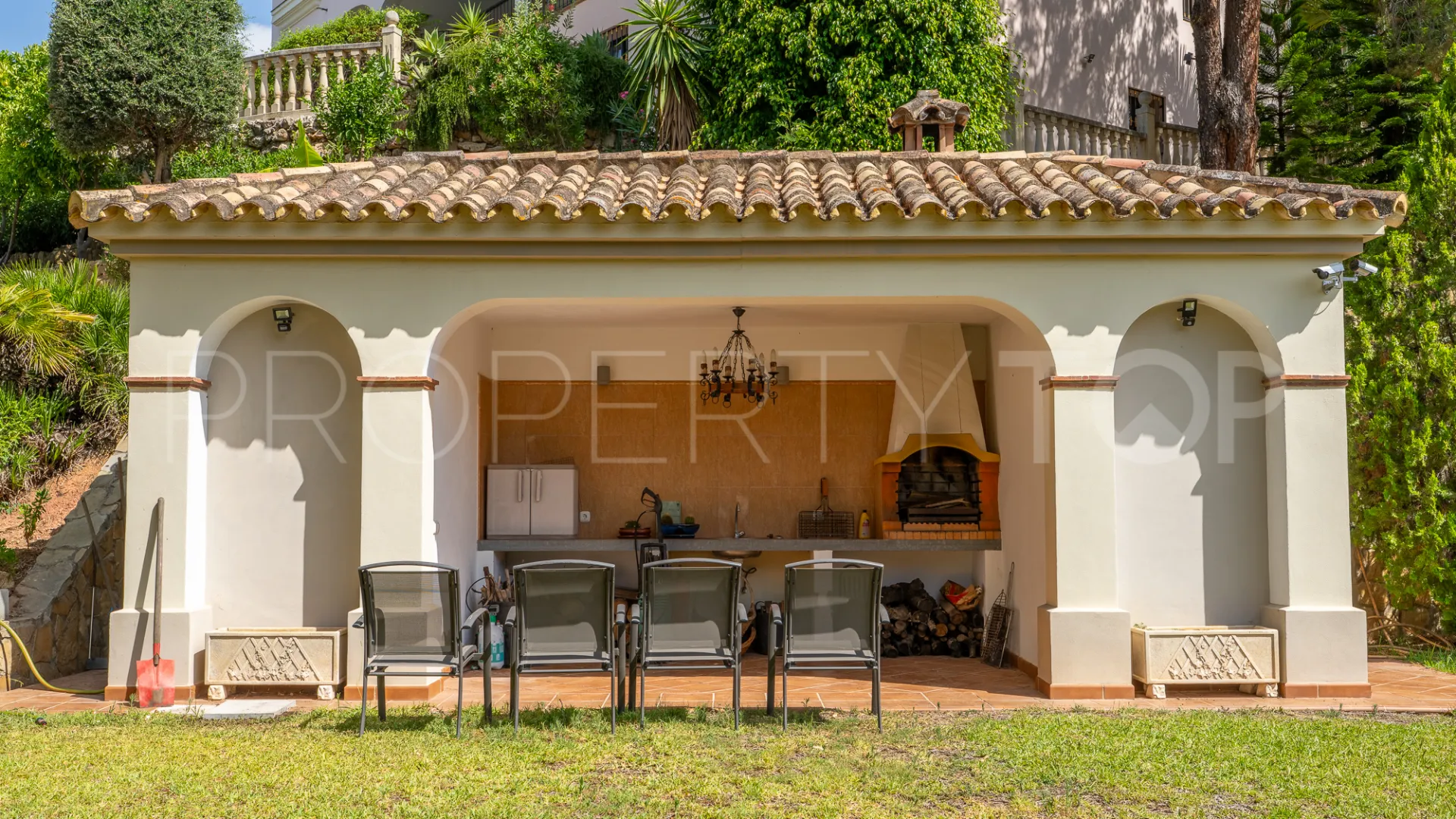 8 bedrooms villa for sale in El Herrojo