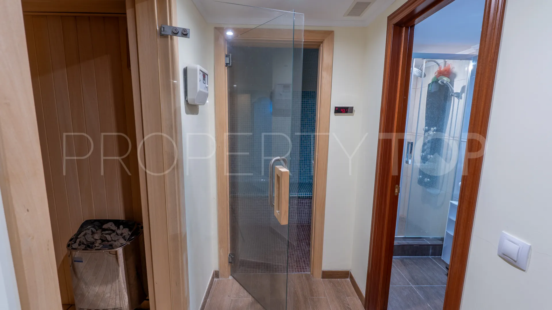 8 bedrooms villa for sale in El Herrojo