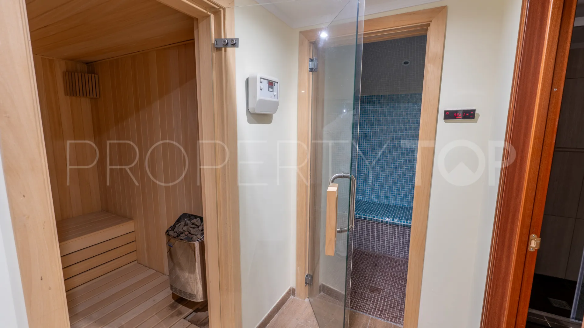8 bedrooms villa for sale in El Herrojo